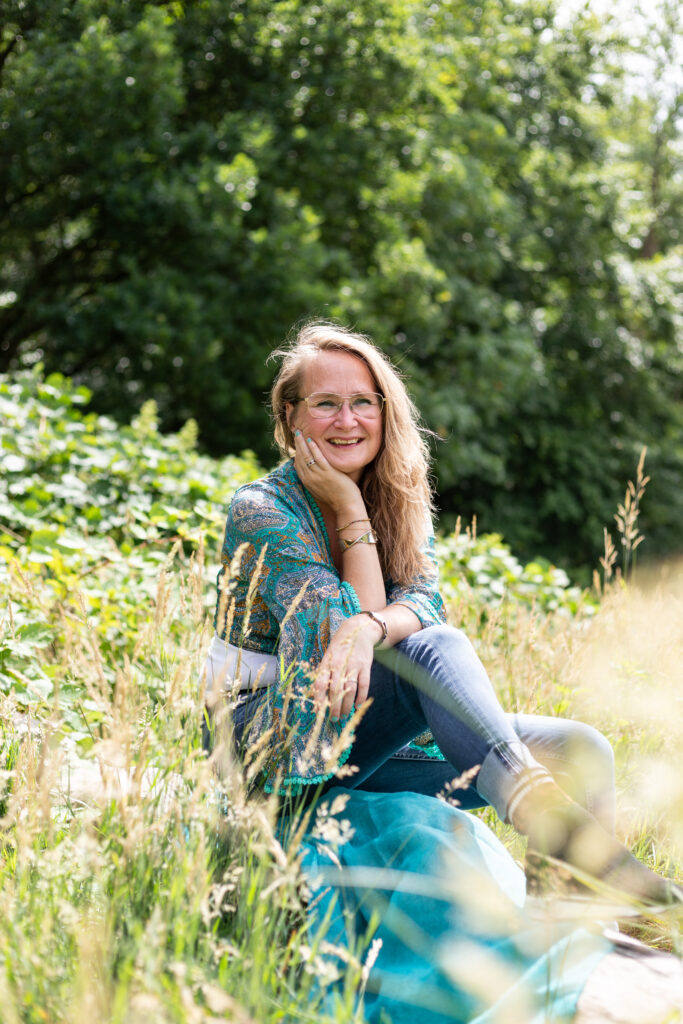 Lizette Welgraven, buiten in het gras