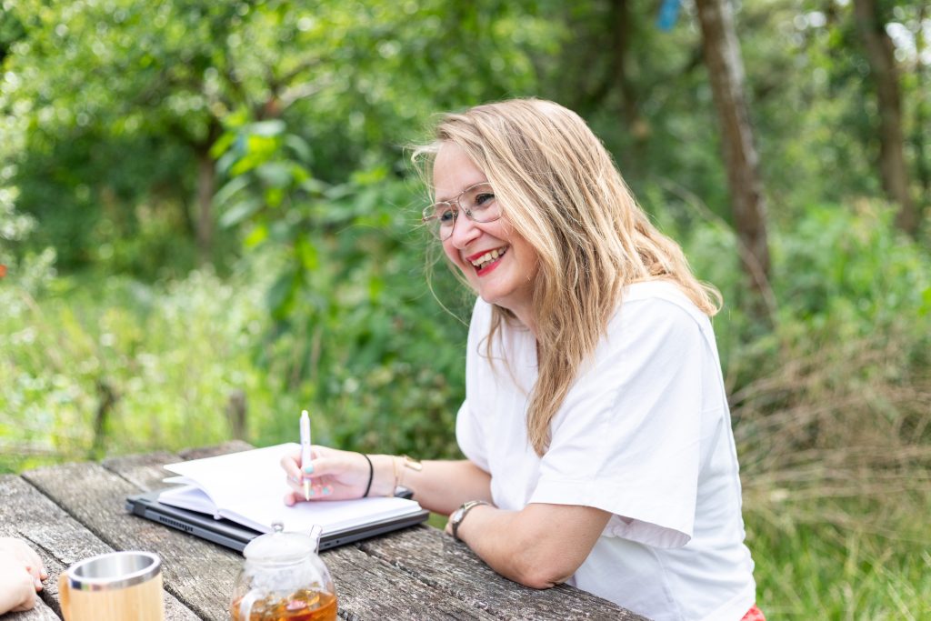 Lizette Welgraven, buiten aan tafel
